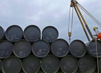 El precio del petróleo a 100 dólares se consolida por tensión global