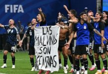 Jugadores argentinos reforzaron seguridad tras posar con bandera Lisandro Martínez posa con una bandera argentina que dice "Las Malvinas son argentinas".