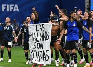 Jugadores argentinos reforzaron seguridad tras posar con bandera Lisandro Martínez posa con una bandera argentina que dice "Las Malvinas son argentinas".