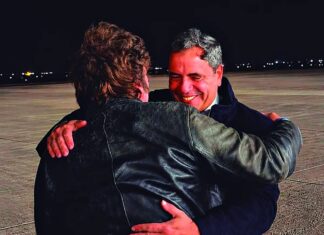 Lisandro Catalán se abrazó con Javier Milei en Tucumán