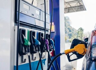 Ventas de combustibles cayeron 6,4% interanual en julio Estación de servicio con surtidores de combustible.
