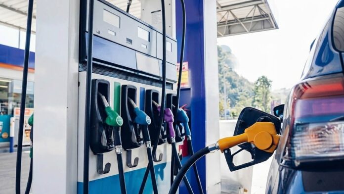 5c8c9b6c2cff8a86db4f8c94 Estación de servicio con surtidores de combustible.
