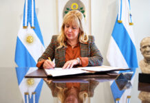 Chahla envió al Concejo un proyecto para eliminar 59 tasas municipales La intendenta Rossana Chahla firma el proyecto