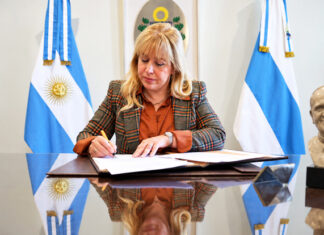 Chahla envió al Concejo un proyecto para eliminar 59 tasas municipales La intendenta Rossana Chahla firma el proyecto