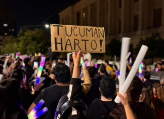 Masiva protesta contra EDET en plaza Yrigoyen por el tarifazo y el mal servicio Protesta contra EDET en plaza Yrigoyen